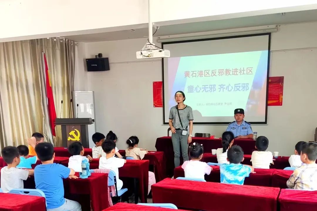 社区民警尹宏玚走进楠竹林社区.jpg